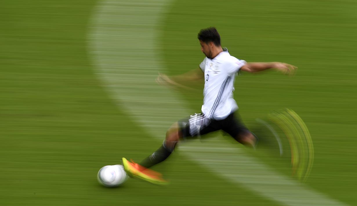 Aksi pemain Jerman, Sami Khedira, saat melawan Irlandia Utara pada laga Grup C Piala Eropa 2016 di Parc des Princes, Paris, Selasa (21/6/2016). (AFP/Martin Bureau)