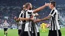Para pemain Juventus merayakan gol yang dicetak Gonzalo Higuain ke gawang Chievo pada laga Serie A Italia di Stadion Allianz, Turin, Sabtu (9/9/2017). Juventus menang 3-0 atas Chievo. (AP/Alessandro Di Marco)
