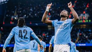 Bek Man City, Marc Guehi, melakukan selebrasi setelah mencetak gol ke gawang Salford City pada lanjutan Piala FA di Etihad Stadium, Sabtu (14/2/2026) malam WIB. (Dok. X/@ManCity)