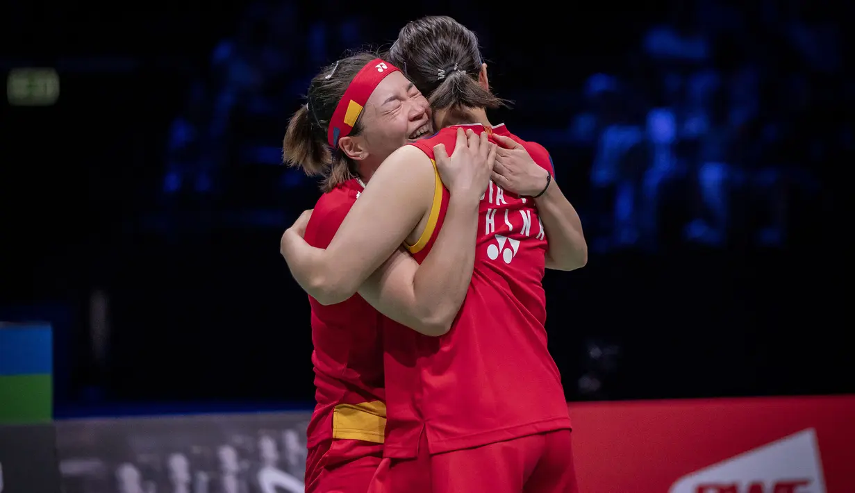 Ganda putri China, Chen Qing Chen/Jia Yi Fan saling berpelukan setelah mengalahkan wakil Indonesia, Apriyani Rahayu/Siti Fadia Silva Ramadhanti pada laga final nomor ganda putri kejuaraan bulu tangkis BWF World Championship 2023 di Royal Arena, Copenhagen, Denmark, Minggu (27/8/2023). Chen Qing Chen/Jia Yi Fan menang dua gim langsung 16-21, 12-21. (AFP/Ritzau Scanpix/Mads Claus Rasmussen)