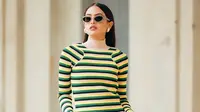Potret Maudy Ayunda Berbusana Mencolok di Show Milan Fashion Week