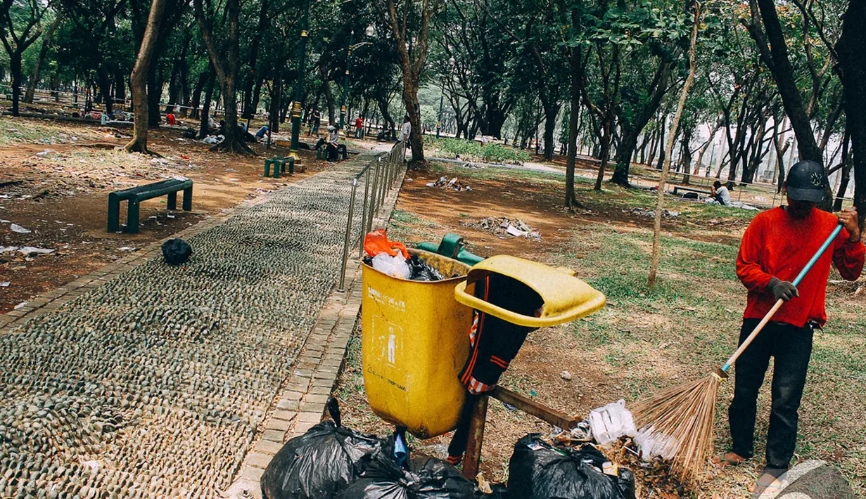 Pantauan Liputan6.com, 150 dari 200 tong sampah dalam kondisi rusak di sektor selatan Monas, Jakarta, Senin (27/10/2014). (Liputan6.com/Faizal Fanani)
