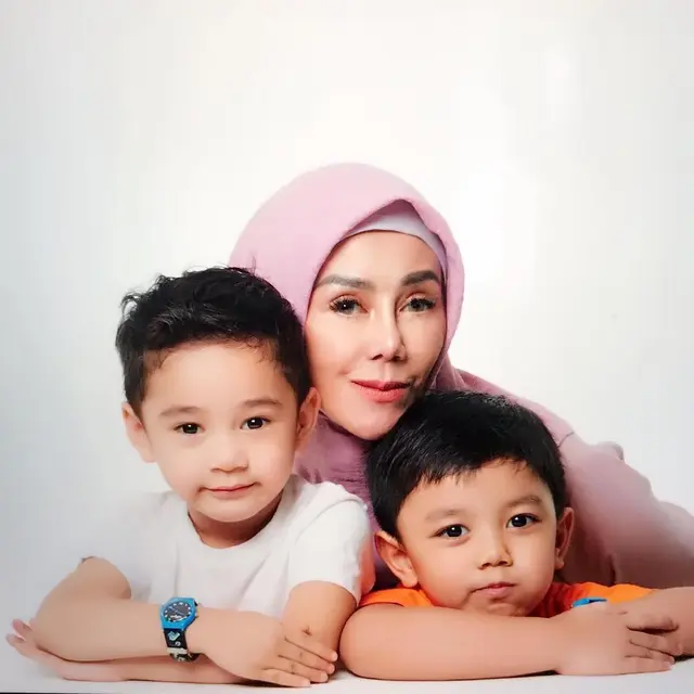 Dekat dengan Cucu, Ini 6 Momen Kebersamaan Mama Amy dengan Rafathar