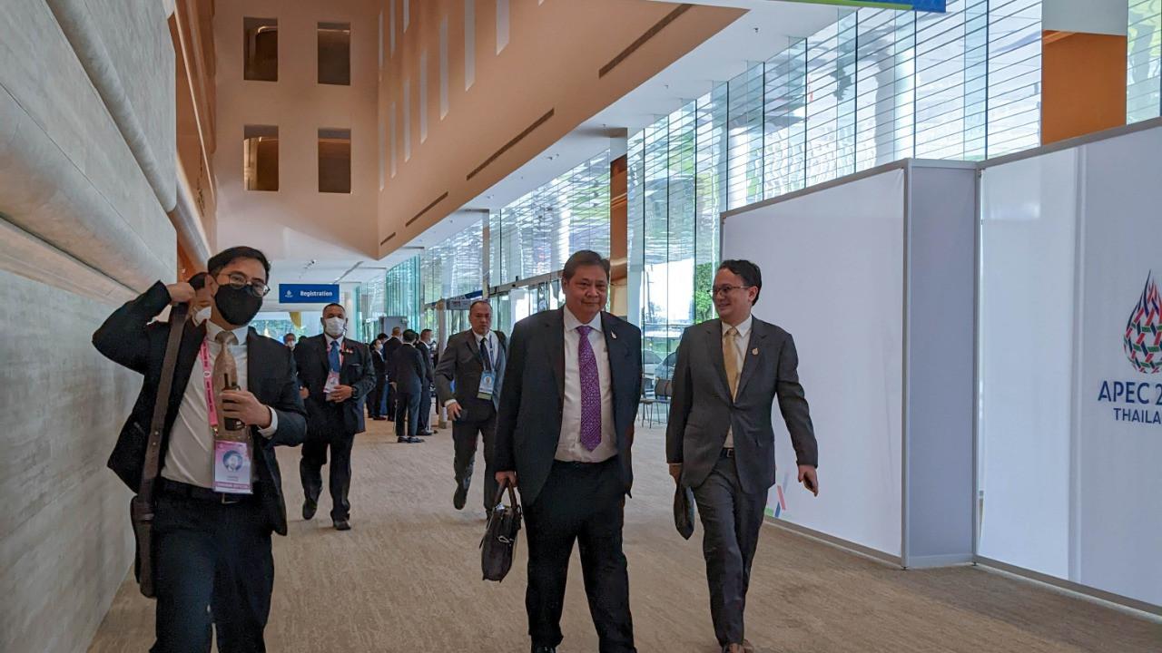 Menteri Koordinator Bidang Perekonomian Airlangga Hartarto memimpin Delegasi Republik Indonesia dalam sesi Working Lunch pada Pertemuan Tingkat Menteri APEC, Kamis (17/11).