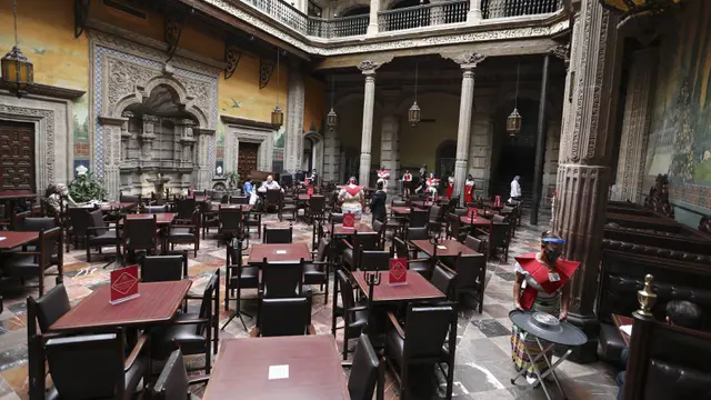 FOTO: Penampilan Pelayan Restoran Meksiko Cegah COVID-19