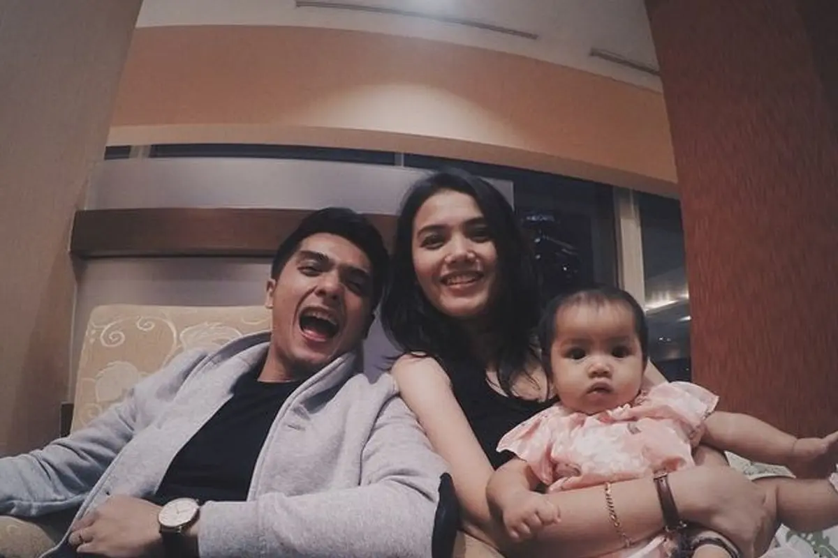 Ricky Harum bersama istri dan anak