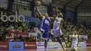 Pebasket Satria Muda, Arki Dikania, berusaha memasukan bola saat melawan Bima Perkasa pada laga IBL Regular Season 2017 di C-tra Arena Bandung, Jawa Barat, Minggu (26/2/2017). Satria Muda menang 83-44 atas Bima Perkasa. (Bola.com/Vitalis Yogi Trisna)