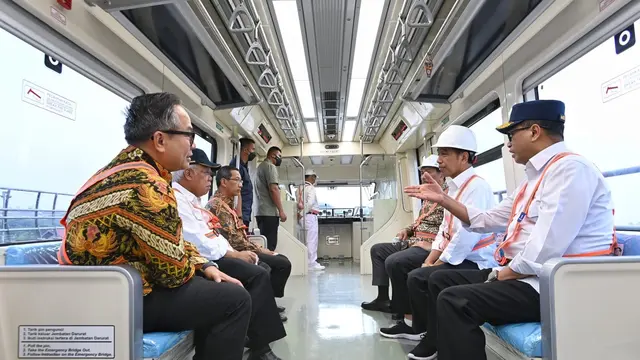 Menteri Perhubungan Budi Karya Sumadi mendampingi Presiden Jokowi meninjau LRT Jabodebek. (