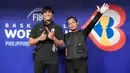 Arsyi Choiril Aulia (kanan) merupakan sosok di balik kostum maskot Piala Dunia FIBA 2023, JIP. Sementara itu, William Respati adalah sang manajer maskot. Tugas mereka adalah untuk menghibur penonton selama pertandingan Piala Dunia FIBA 2023 di Indonesia Arena. (Bola.com/Bagaskara Lazuardi)