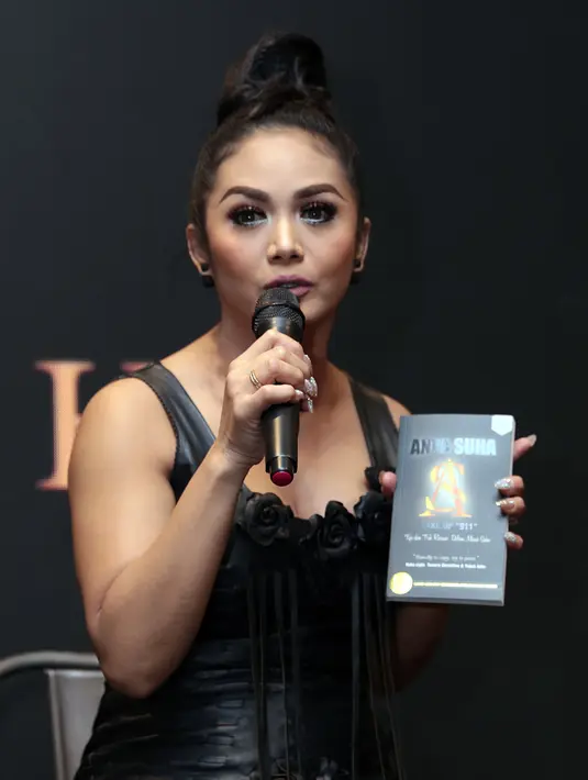 Ditemui di Grand Indonesia, Jakarta Pusat, Rabu (12/4/2017), KD mengatakan tak pernah mendapat kritik dari Aurel urusan makeup. Hanya saja sang anak berpesan untuk tak menggunakan aplikasi makeup saat selfie. (Deki Prayoga/Bintang.com)