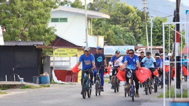 Aksi Memungut sampah