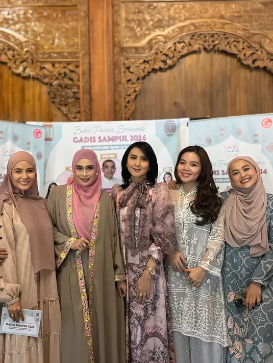 Paduan outfit monokrom tidak terlihat membosankan dengan padu padan yang tepat. Seperti Meisya Siregar yang padukan hijab segi empat cokelat dengan dress longgar [@meisya_siregar]
