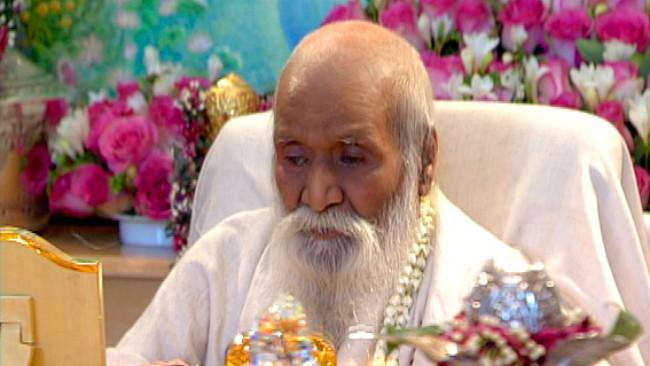 	Maharishi Mahesh Yogi. (Sumber Wikimedia Commons)