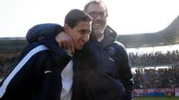 Pelatih PSG, Laurent Blanc (kanan) dan pemain Angel di Maria (kiri). (AFP/Jacques Demarthon)