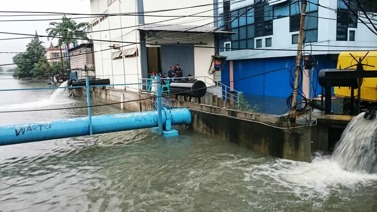 20160226-banjir-jakarta-kali sekretaris
