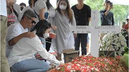 Bersama sejumlah foto ini, Gading Marten menulis pesan perpisahan untuk Farida Sabtijastuti. “Rasanya baru kemaren mama menepuk2 pantat kita agar anak2mu tertidur. Rasanya baru kemaren mama mencium kening di hari pernikahan anak2mu. Rasanya baru kemaren mama bercanda gurau menggendong cucu2mu,” Gading Marten berbagi kesan di awal pesan. (Foto: Dok. Instagram @gadiiing)
