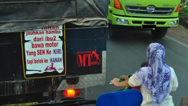 Bikin Geregetan, 7 Gaya Cewek di Indonesia Kalo Naik Motor