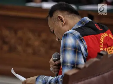 Aktor Tio Pakusadewo membacakan pledoi dalam sidang lanjutan kasus narkoba di Pengadilan Negeri Jakarta Selatan, Kamis (28/6). Tio membacakan langsung nota pembelaan dalam persidangan. (Liputan6.com/Faizal Fanani)