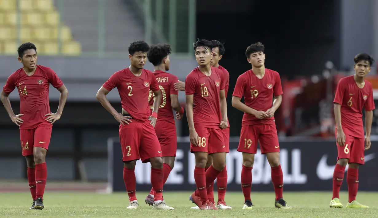 Pemain Timnas Indonesia U-19 tampak kecewa usai kalah melawan Timnas Iran U-19 pada laga uji coba di Stadion Patriot Chandrabhaga, Bekasi, Sabtu (7/9). Indonesia kalah 2-4 atas Iran. (Bola.com/Yoppy Renato)