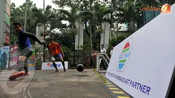 Aksi pemain menghalau bola musuh dari gawang. (Liputan6.com/Abdul Aziz Prastowo)