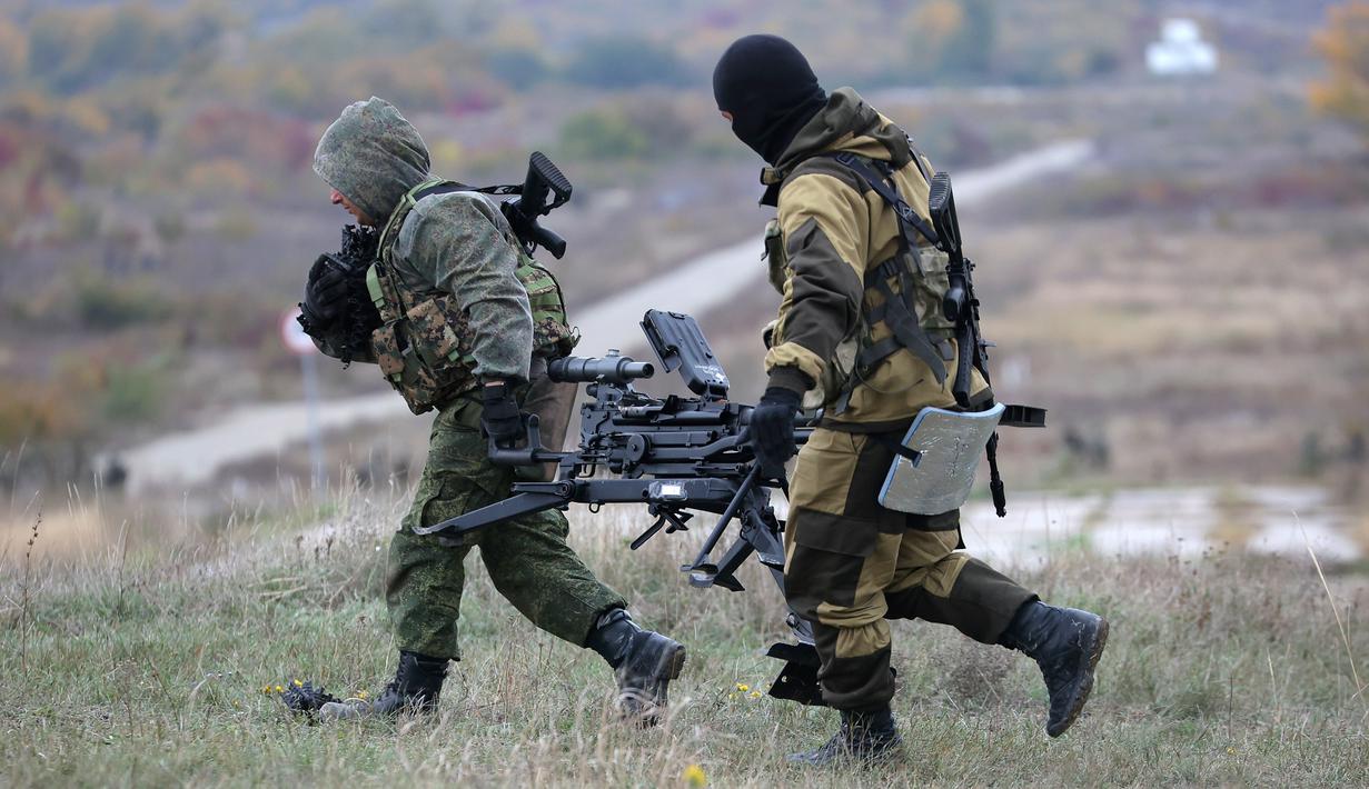 Rekrutan membawa senjata mereka saat pelatihan militer di lapangan tembak di wilayah Krasnodar, Rusia, 21 Oktober 2022. Presiden Rusia Vladimir Putin beberapa waktu lalu mengumumkan mobilisasi militer parsial. Akan ada 300.000 tentara cadangan dikirim berperang ke Ukraina. (AP Photo)