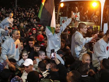Kerumunan orang menyambut warga Palestina yang sebelumnya dipenjara oleh Israel saat tiba dalam konvoi Palang Merah ke Ramallah di Tepi Barat yang diduduki pada 30 Januari 2025. (Ahmad GHARABLI/AFP)