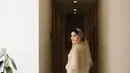 6. Dengan balutan busana bernuansa nude yang dihiasi payet cantik, Ochi Rosdiana tampil begitu memesona di momen pengajiannya. Bagaimana menurutmu, penampilan Ochi satu ini, Sahabat FIMELA?