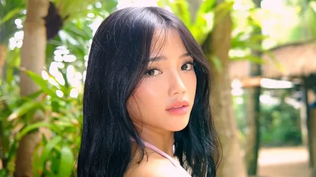 Fuji An Liburan Akhir Tahun ke Bali dengan gaya girly.  [@fuji_an]