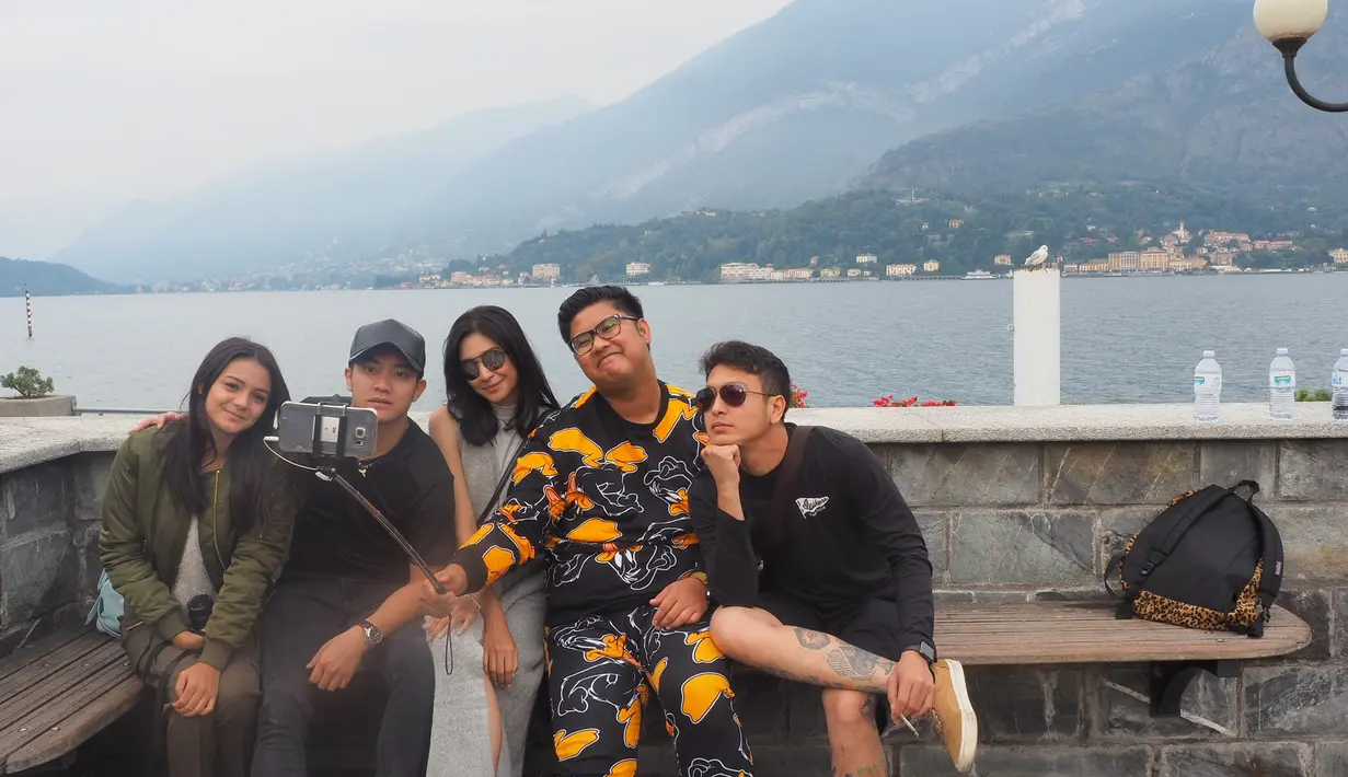 Hari ketujuh (29/9) syuting film Promise, para pemain memanfaatkan berselfie sebelum melanjutkan perjalannya syuting di Bellagio yang memakan waktu sekitar satu setengah jam. (Foto: Alexander Thian/Screenplay Films)