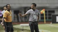 Pelatih Bali United, Widodo Cahyono Putro, memberikan arahan kepada anak asuhnya saat melawan PS TNI  pada laga lanjutan liga 1 di Stadion Pakansari, Bogor, Senin (10/7/2017). Bali United menang 4-3 atas PS TNI. (Bola.com/M Iqbal Ichsan)