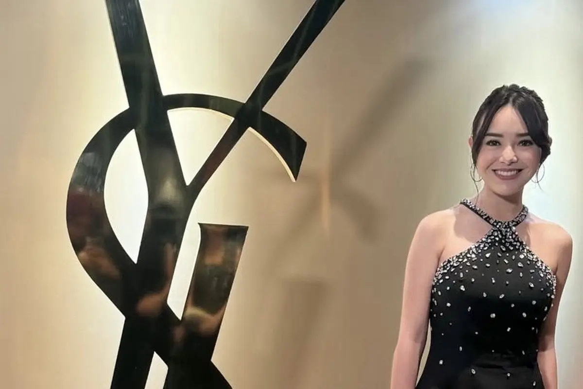 Selebritis Kenakan Pakaian Serba Hitam Hadir di Acara Brand Beauty Paris