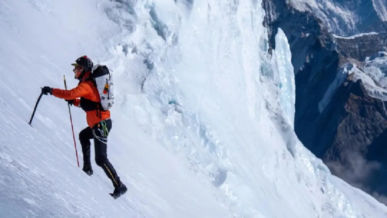 Pelari Ultra AS Cetak Rekor Baru Pendakian Gunung Everest Tercepat di Dunia