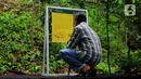 Pengunjung membaca keterangan Bunga Bangkai di Kebun Raya Bogor, Minggu (5/1/2020). Hari terakhir liburan sekolah, Kebun Raya Bogor menjadi tujuan wisata favorit bagi warga. Salah satu objek yang paling menarik di sana adalah Bunga Bangkai. (Merdeka.com/Fotografer Magang: Muhammad Fayyadh)