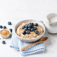 Jenis oatmeal untuk diet/copyright shutterstock/Vladislav Noseek