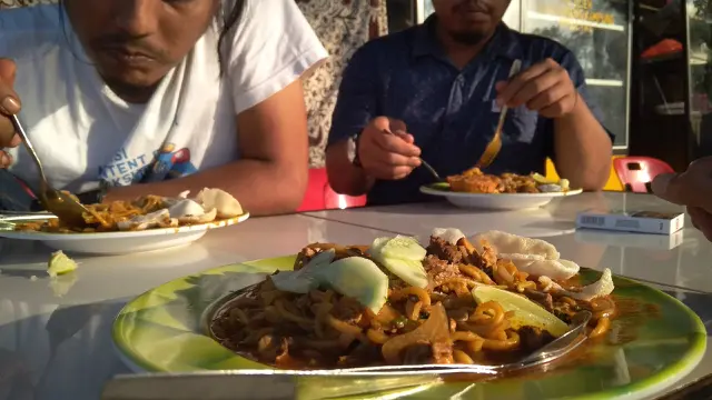 Sajian mi Aceh campur daging ikan (Liputan6.com/Rino Abonita)