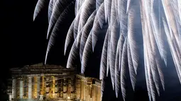 Kembang api meledak di atas Kuil kuno Parthenon dari bukit Acropolis pada malam pergantian tahun di Athena, Yunani, Minggu (1/1). Sebagian besar negara merayakan datangnya tahun baru 2017 dengan pesta kembang api. (REUTERS/Alkis Konstantinidis)
