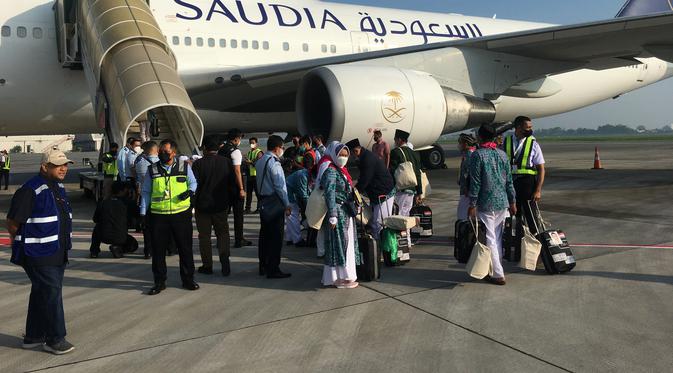 <p>Wakil Presiden RI, Ma&rsquo;ruf Amin, melepas calon jemaah haji kloter pertama dari Embarkasi Surabaya, Sabtu 4 Juni 2022, dari Bandara Internasional Juanda Surabaya (Liputan6.com/Delvira Hutabarat)</p>