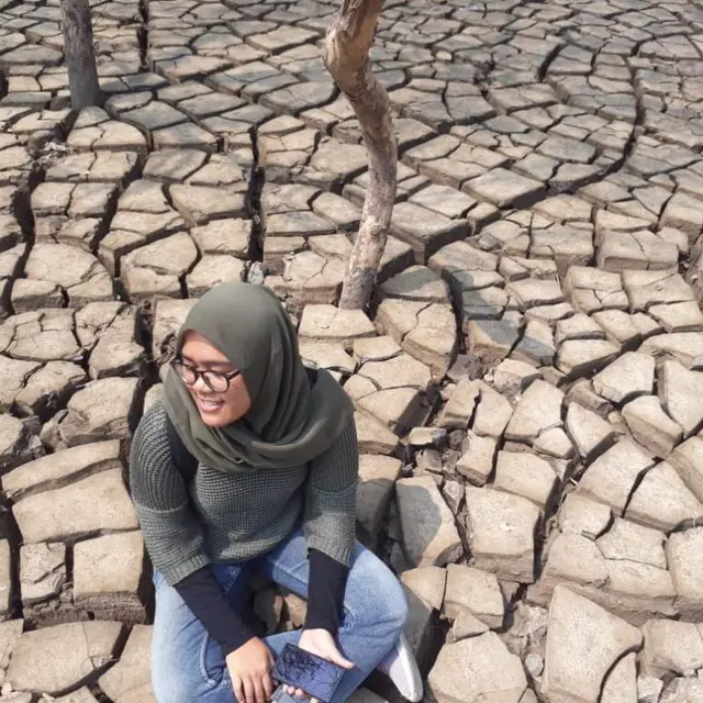 Tanah Retak di Pantai Anom Tangerang