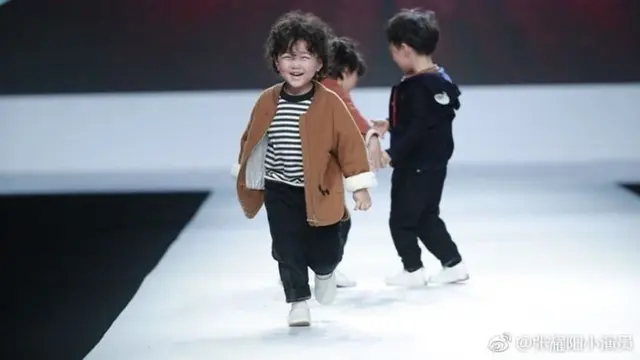 [Bintang] Gara-gara Jatuh di Catwalk, Model 4 Tahun Ini Malah Jadi Terkenal