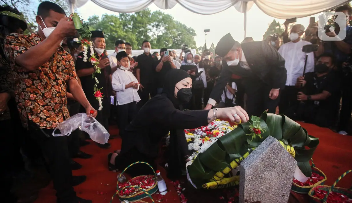 Sejumlah orang melakukan tabur bunga pada makam Menpan RB Tjahjo Kumolo saat prosesi pemakaman di Taman Makam Pahlawan Kalibata, Jakarta, Jumat (1/7/2022). Tjahjo Kumolo meninggal dunia di Rumah Sakit Abdi Waluyo Jakarta Pusat sekitar pukul 11.10 WIB. (Liputan6.com/Faizal Fanani)