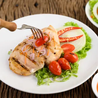 Salad ayam panggang dengan dressing berbahan dasar yogurt ini memberikan tekstur creamy yang tetap ringan. (Foto/dok: Freepik/jcomp)