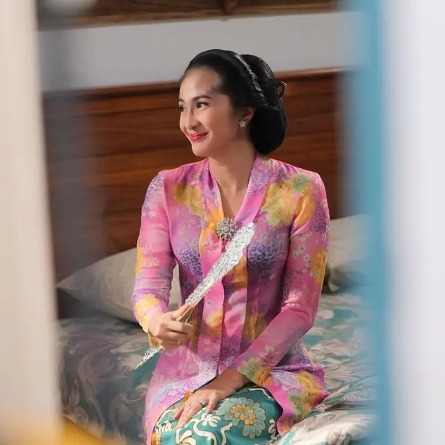 Outfit Maudy Kosnaedi dengan Kebaya dalam Series Losmen Bu Broto
