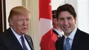 Presiden Amerika Serikat (AS), Donald Trump menyambut kedatangan PM Kanada, Justin Trudeau di Gedung Putih, Washington, Senin (13/2). Tiba di Gedung Putih, sang PM Kanada langsung disambut oleh Trump dengan salam yang hangat. (MANDEL NGAN/AFP)