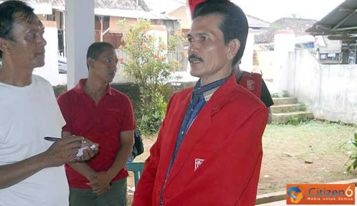 Citizen6, Lampung: Ketua Dewan Pimpinan Kabupaten (DPK) partai Keadilan dan Persatuan Indonesia (PKPI) Lampung Utara, Daran, BBA, saat memberikan keterangan Pers seputar program kerjanya usai pemilihan di Sekretariat PKPI, Sabtu (9/4). (Pengirim: Feaby Ha