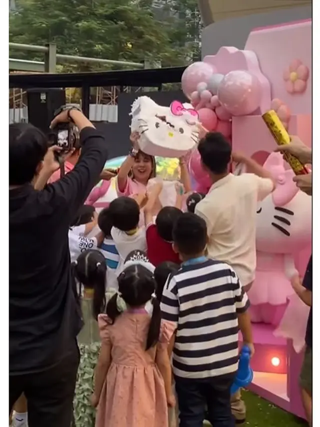 6 Potret Gibran dan Selvi Ananda Rayakan Ultah ke-5 La Lembah, Bertema Hello Kitty