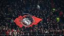 Fans AC Milan memberikan dukungan kepada timnya saat laga leg pertama perempat final Liga Champions 2022/2023 melawan Napoli di San Siro, Milan, Kamis (13/04/2023) dini hari WIB. Pertandingan tersebut berhasil dimenangkan oleh tuan rumah melalui gol tunggal Ismael Bennacer. (AFP/Gabriel Bouys)