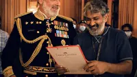 Momen Ray Stevenson dan S. S. Rajamouli di balik layar film RRR.(https://twitter.com/ssrajamouli/status/1660829661314818048/photo/1)