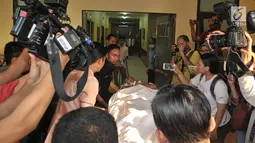 Salah satu pasien dari tiga orang korban bom Kampung Melayu yang akan dipindahkan ke RS Polri, Jakarta, Kamis (25/5). Pemindahan pasien dikarenakan alasan keamanan dan kelengkapan fasilitas medis. (Liputan6.com/Helmi Afandi)