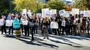 Karyawan Google melakukan aksi protes terkait pelecehan seksual yang terjadi di perusahaannya di Kantor Pusat Mountain View, California, AS,  Kamis (1/11). Aksi ini diikuti ribuan karyawan Google. (AP Photo/Noah Berger)
