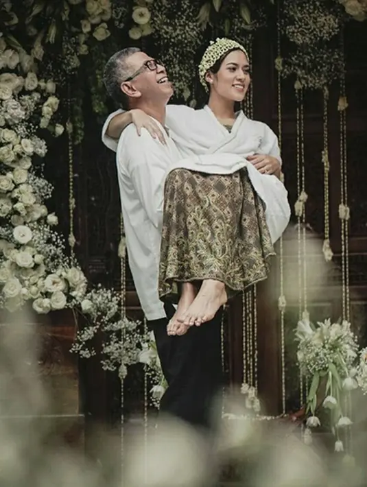 Tak bisa diungkapkan dengan kata-kata sekalipun. Rasa yang luar biasa dan susah untuk digambarkan bagi orang yang belum pernah merasakan. Melihat status calon istrinya, Hamish juga ikut berkomentar. (Instagram/azkaanggunart)